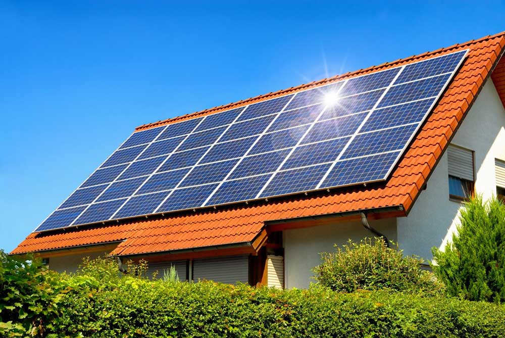 Tecnico installa pannelli fotovoltaici con accumulo su un tetto residenziale a Pescara